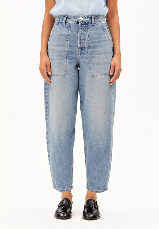 ARMEDANGELS Canada - BAARLY Carpenter Barrel Jeans in Andromedar front view on model