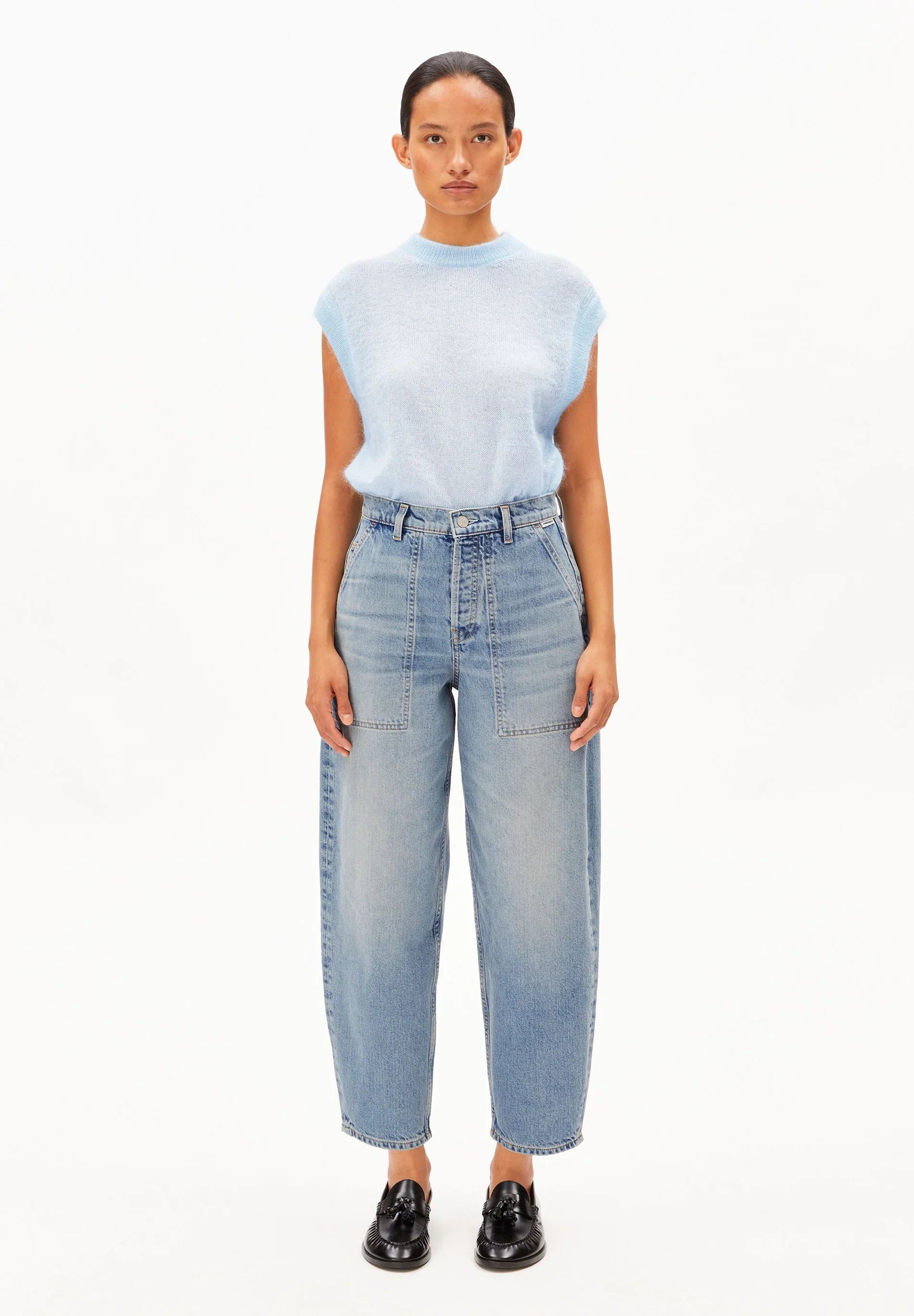 ARMEDANGELS Canada - BAARLY Carpenter Barrel Jeans in Andromedar front view on model with a light blue sweater