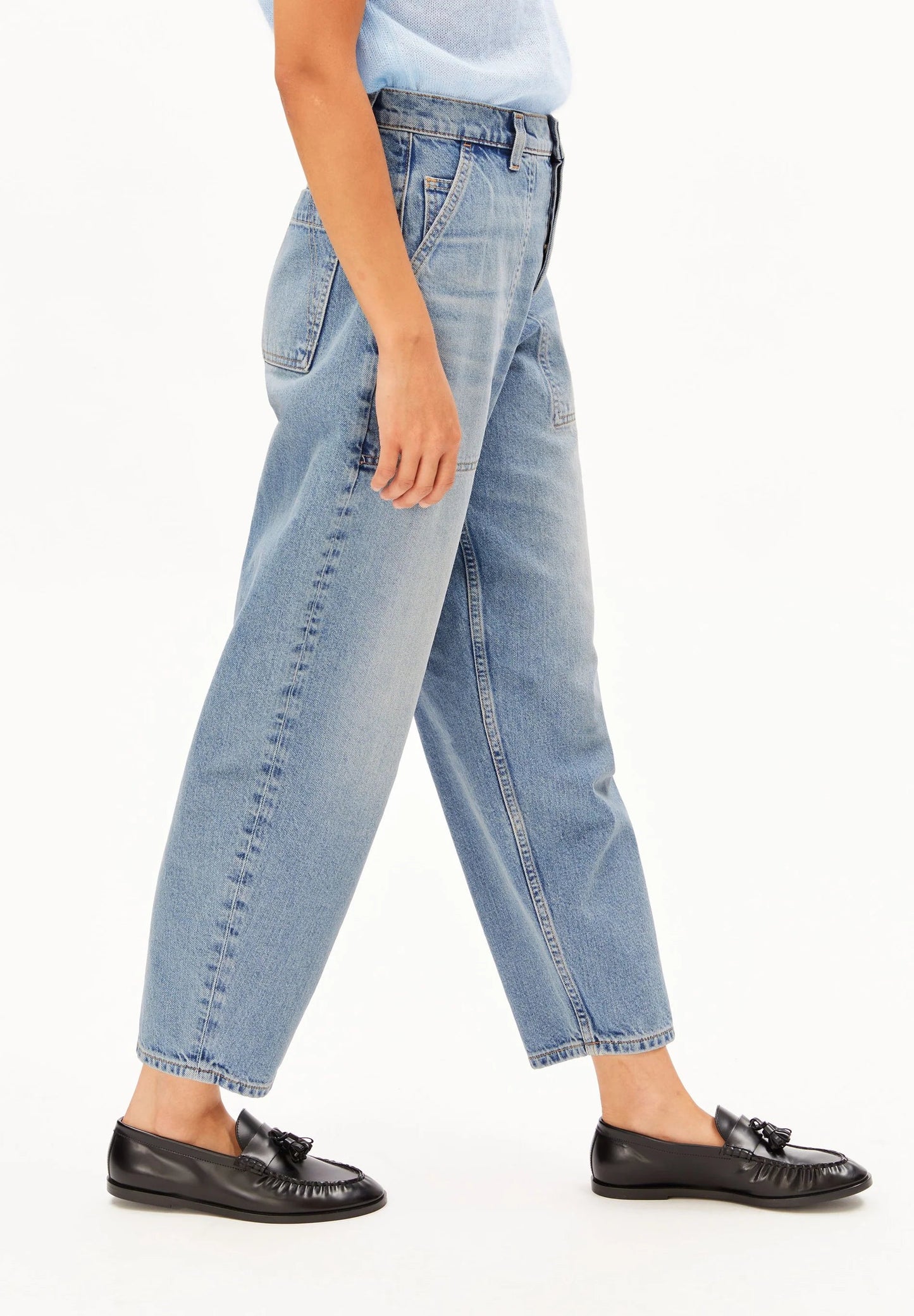 ARMEDANGELS Canada - BAARLY Carpenter Barrel Jeans in Andromedar side view on model