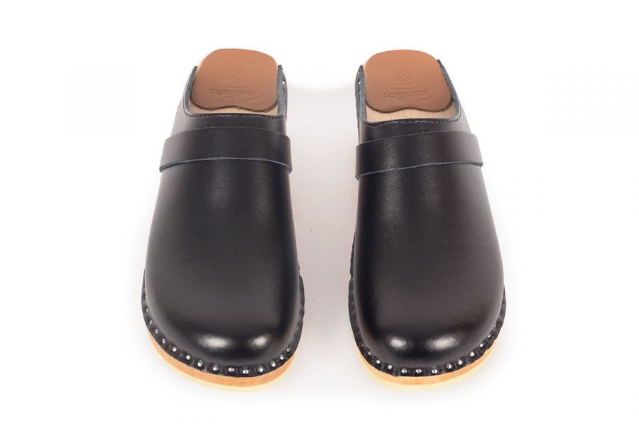 Troentorp - SS24 - Davinci Clog in Black Leather - natural wood base  - above display 6