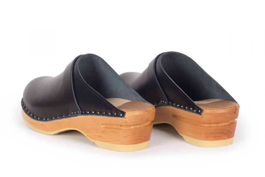 Troentorp - SS24 - Davinci Clog in Black Leather - natural wood base  - back display 3