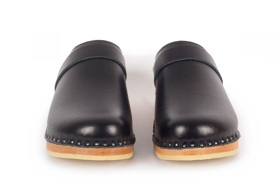 Troentorp - SS24 - Davinci Clog in Black Leather - natural wood base  - tip display 5