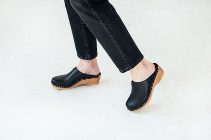 Troentorp - SS24 - Davinci Clog in Black Leather - natural wood base  - on feet 7