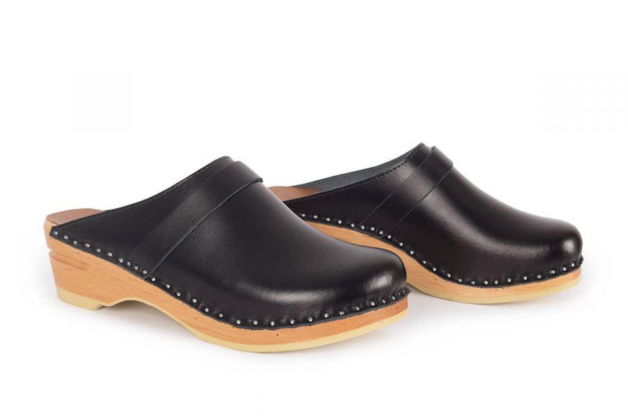 Troentorp - SS24 - Davinci Clog in Black Leather - natural wood base  - side display 4
