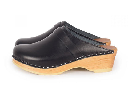 Troentorp - SS24 - Davinci Clog in Black Leather - natural wood base  - side display 2 