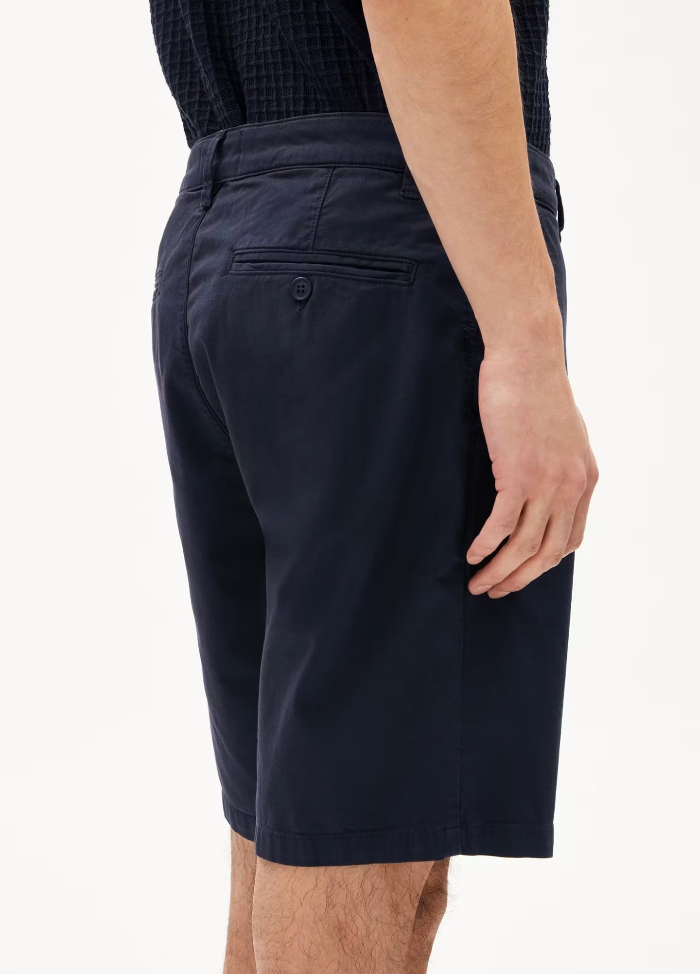 SS24 - ARMEDANGELS - Daalos Shorts in Night Sky - on model side 3