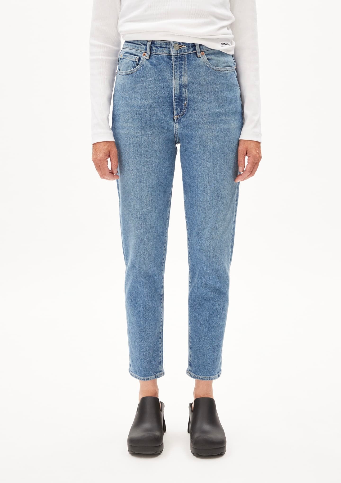 Armedangels - SS24 - Maria Comfort Denim in Sodalite - front model 1