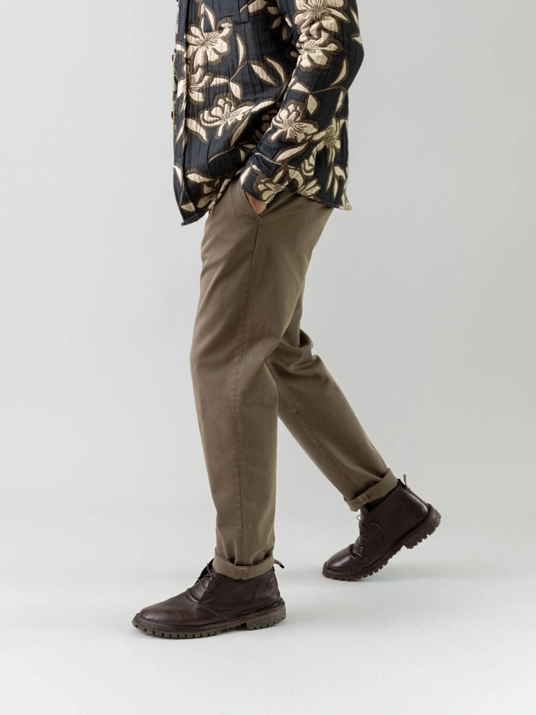Close-up of the MOS MOSH Gallery Canada Jones All-Day Pant in Grape Leaf, showing the fit through the leg.