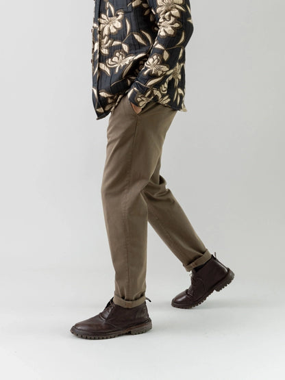 Close-up of the MOS MOSH Gallery Canada Jones All-Day Pant in Grape Leaf, showing the fit through the leg.