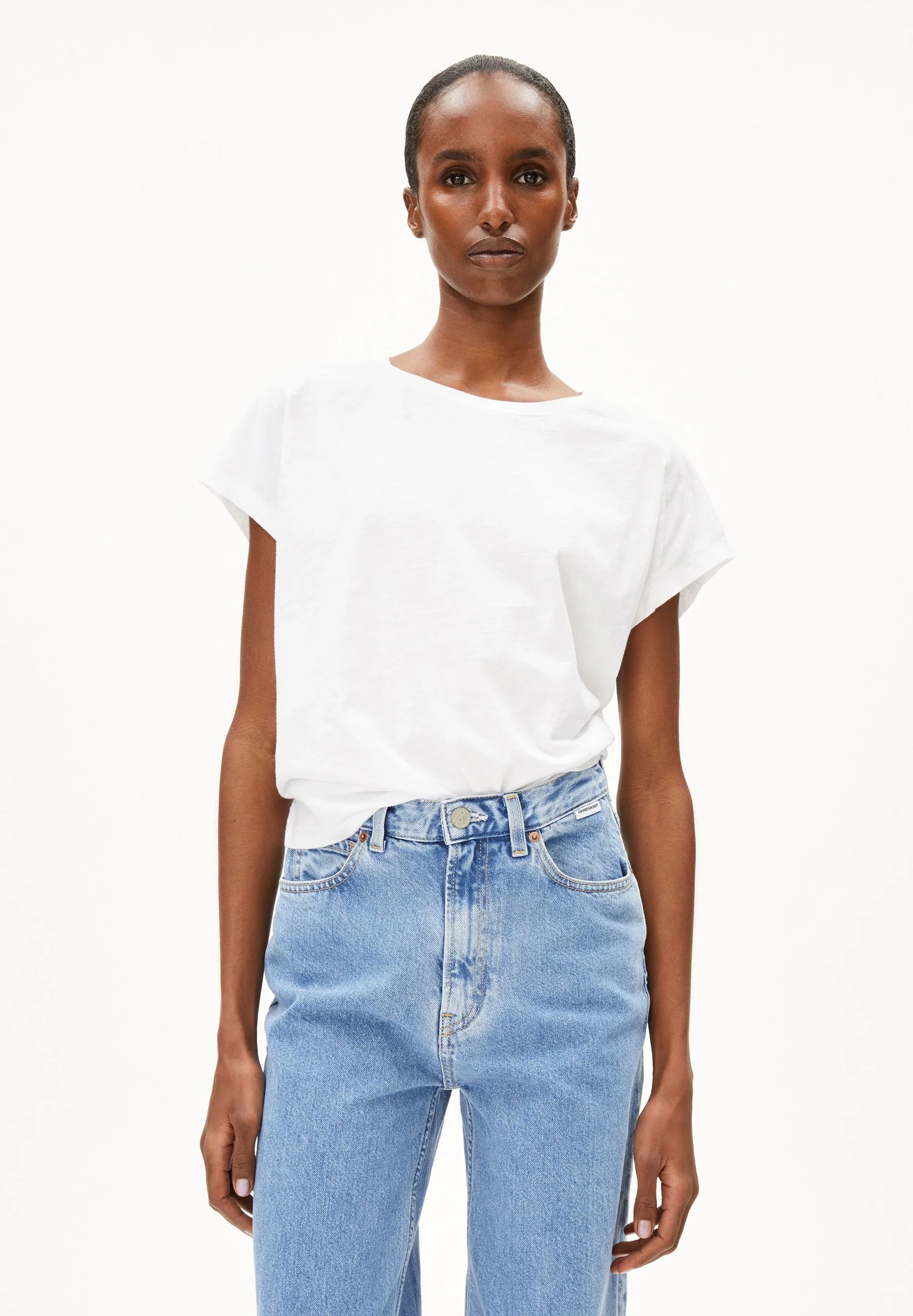 ARMEDANGELS Canada - SLUB Jersey T-Shirt in White on model front view