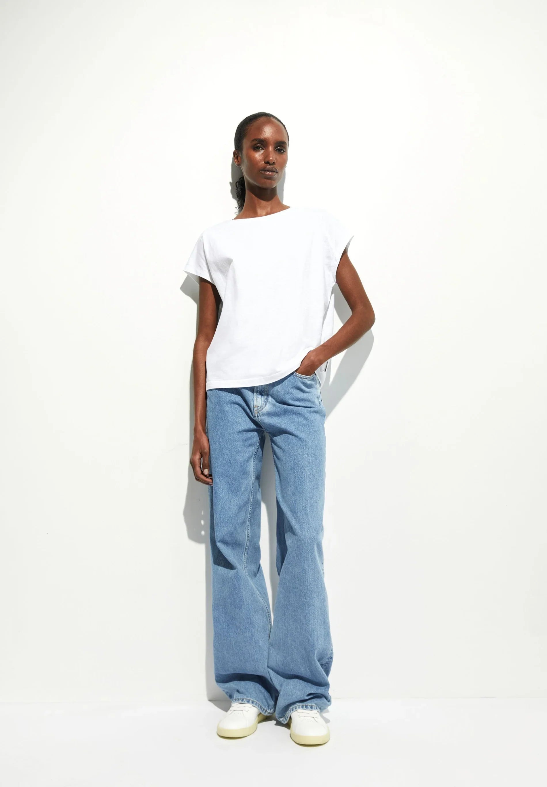 ARMEDANGELS Canada - SLUB Jersey T-Shirt in White model view front wearing blue jeans