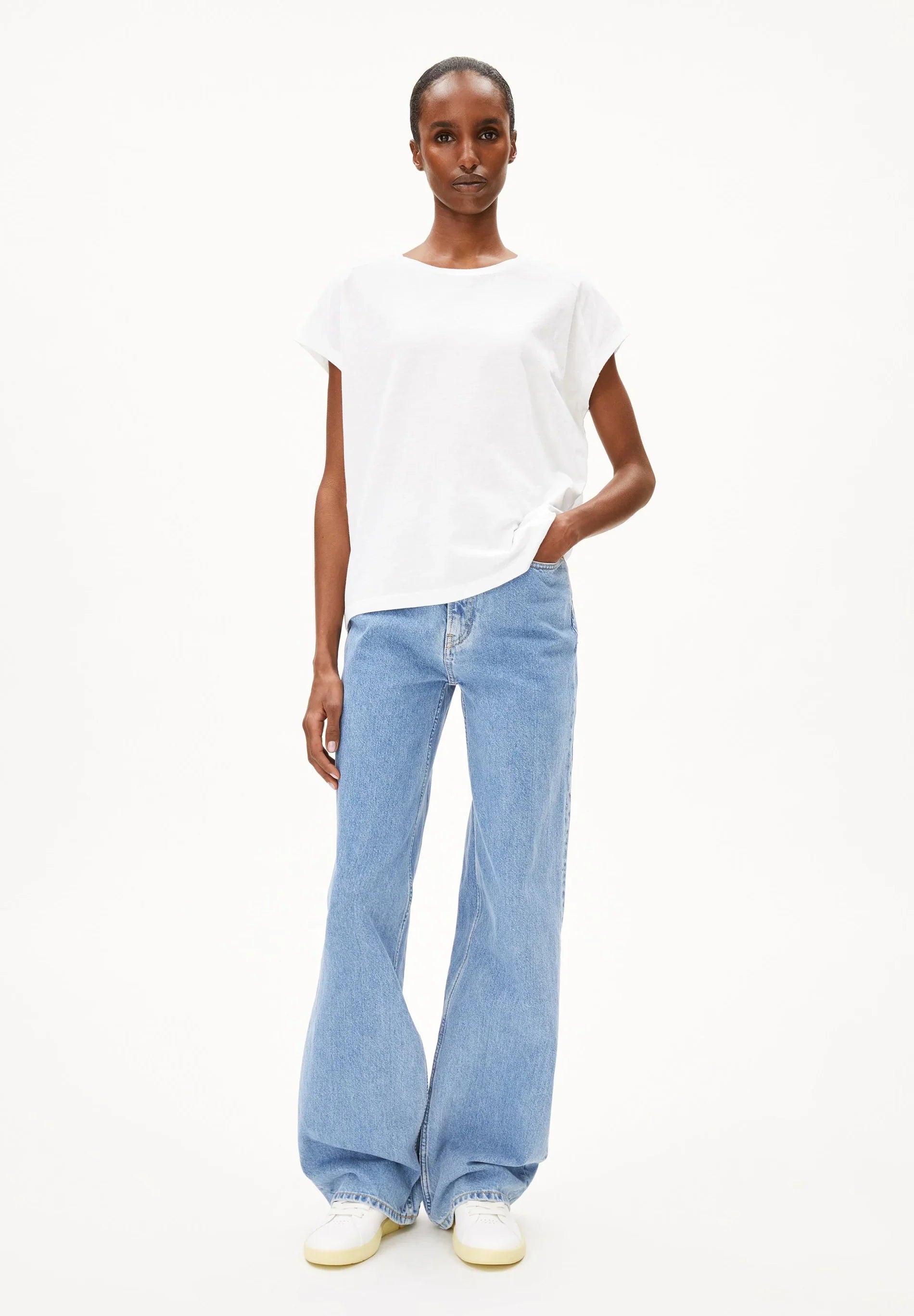 ARMEDANGELS Canada - SLUB Jersey T-Shirt in White model wearing blue jeans and white tee