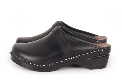 Troentorp - SS24 - Smithy Leather Clog - All Black - Black base - side display 2