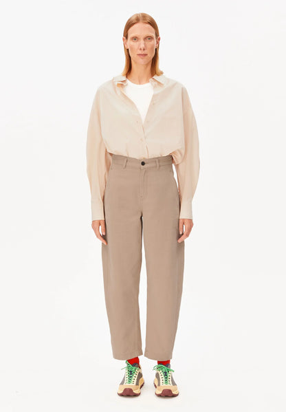 ARMEDANGELS Canada - WORKWEAR CANVAS Barrel Pants in True Camel full front shot on model in matching shirt
